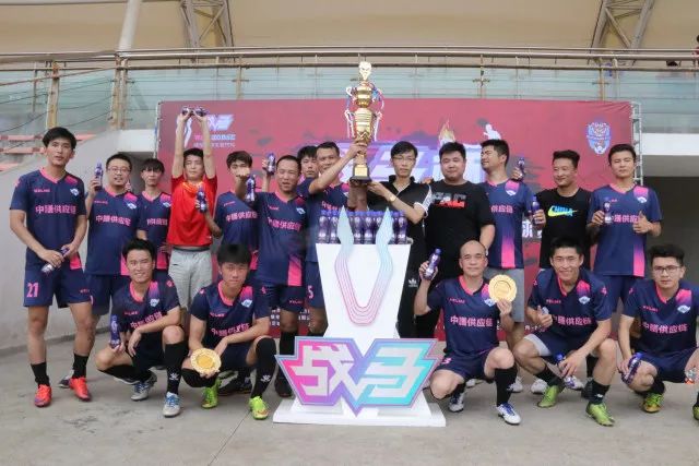 乌兹代表团造访罗马训练基地 穆帅身着传统服饰欢迎